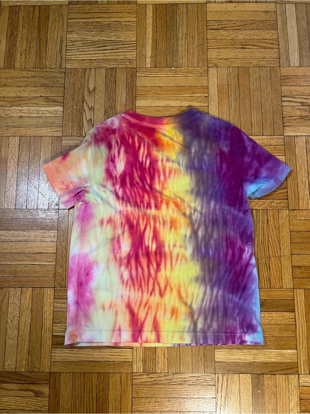 Festival Kids! Old Navy Rainbow Tie-Dye V-neck T Shirt size small 6-7